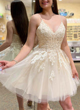A-Line/Princess Sleeveless Knee-Length V-Neck Tulle Homecoming Dresses with Appliques Lace