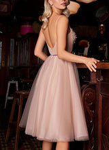 A-Line/Princess V-Neck Tulle Sleeveless Knee-Length Homecoming Dress With Appliques Lace