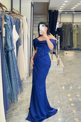Chic Royal Blue Off-The-Shoulder Satin Prom Dresses Mermaid Pleats Sheath With Pearls