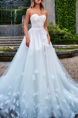 Classy Sweetheart Strapless Tulle Wedding Dresses Sleeveless A-Line With Flower