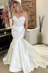 Modern Sweetheart Strapless Satin Wedding Dress Sleeveless Mermaid zipper Back Lace Appliques With Buttons