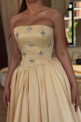 Luxurious Strapless Sleeveless Satin Evening Dresses A-Line With Pleats Crystals