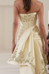 Romantic Daffodil Strapless Sleeveless Satin Evening Dresses Floor Length With Zipper Pleats