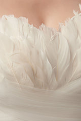 Strapless Wedding Dresses Ivory Sweetheart Neckline Bridal Gown Feathers Tulle Wedding Gown With Train-Dbrbridal