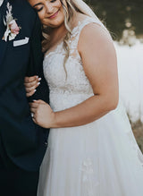 V-Neck Sleeveless Plus Size Wedding Dresses Sweep Train Appliques Lace-Dbrbridal