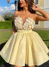 A-Line V-neck Sleeveless Short/Mini Homecoming Dresses With Appliques Lace