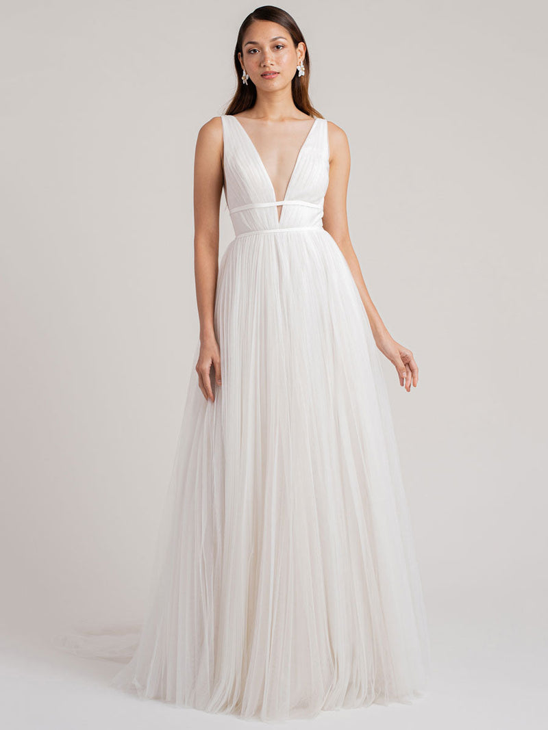 Casual White Wedding Dress A-Line Chic V-Neck Sleeveless Long Pleated Tulle Bridal Gowns