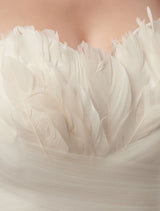 Strapless Wedding Dresses Ivory Sweetheart Neckline Bridal Gown Feathers Tulle Wedding Gown With Train