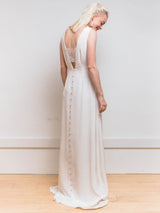 White Casual Wedding Dress A-Line Chic V-Neck Sleeveless Sexy Backless Buttons Satin Fabric Lace Long Bridal Gowns