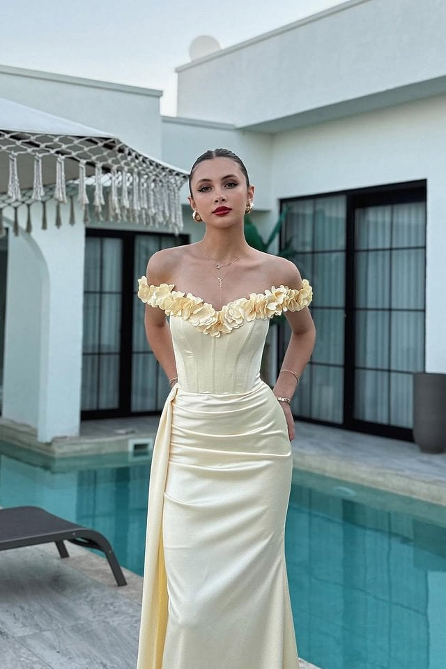 Luxury Daffodil Off-The-Shoulder Satin Mermaid Prom Dresses Lace-Up Back Sleeveless With Flower Ruffle