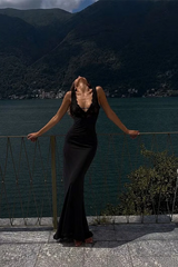 Romantic Black V-Neck Straps Sleeveless Satin Lace Mermaid Sheath Evening Dresses