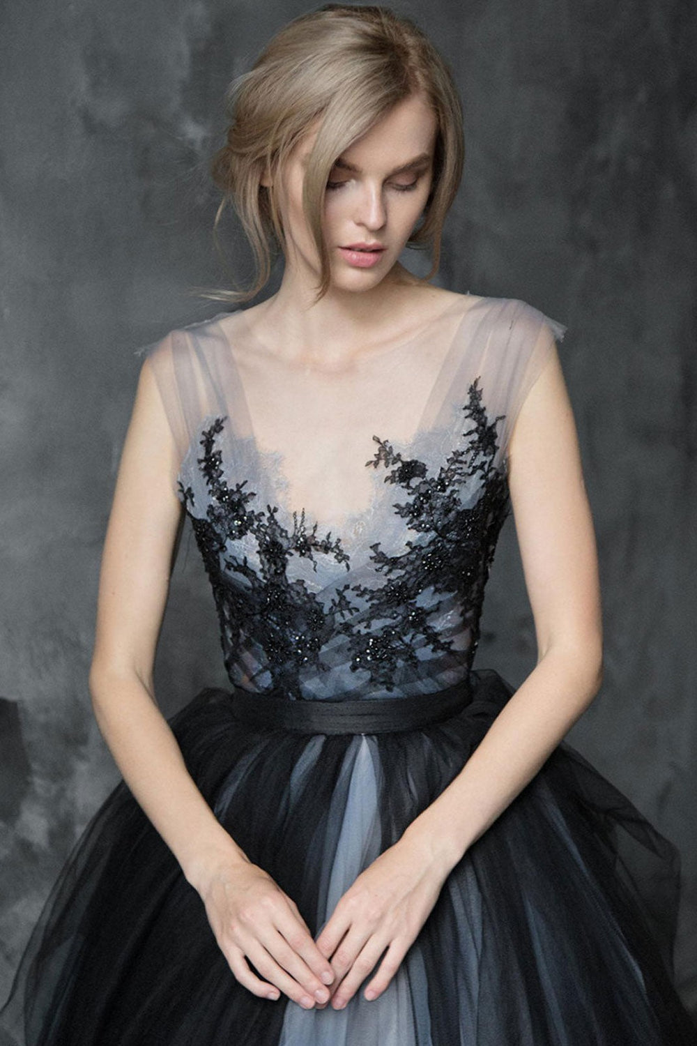 Black Gothic Wedding Dresses A-Line Chic V-Neck Sleeveless Ball Gown Tulle Lace Bridal Gown