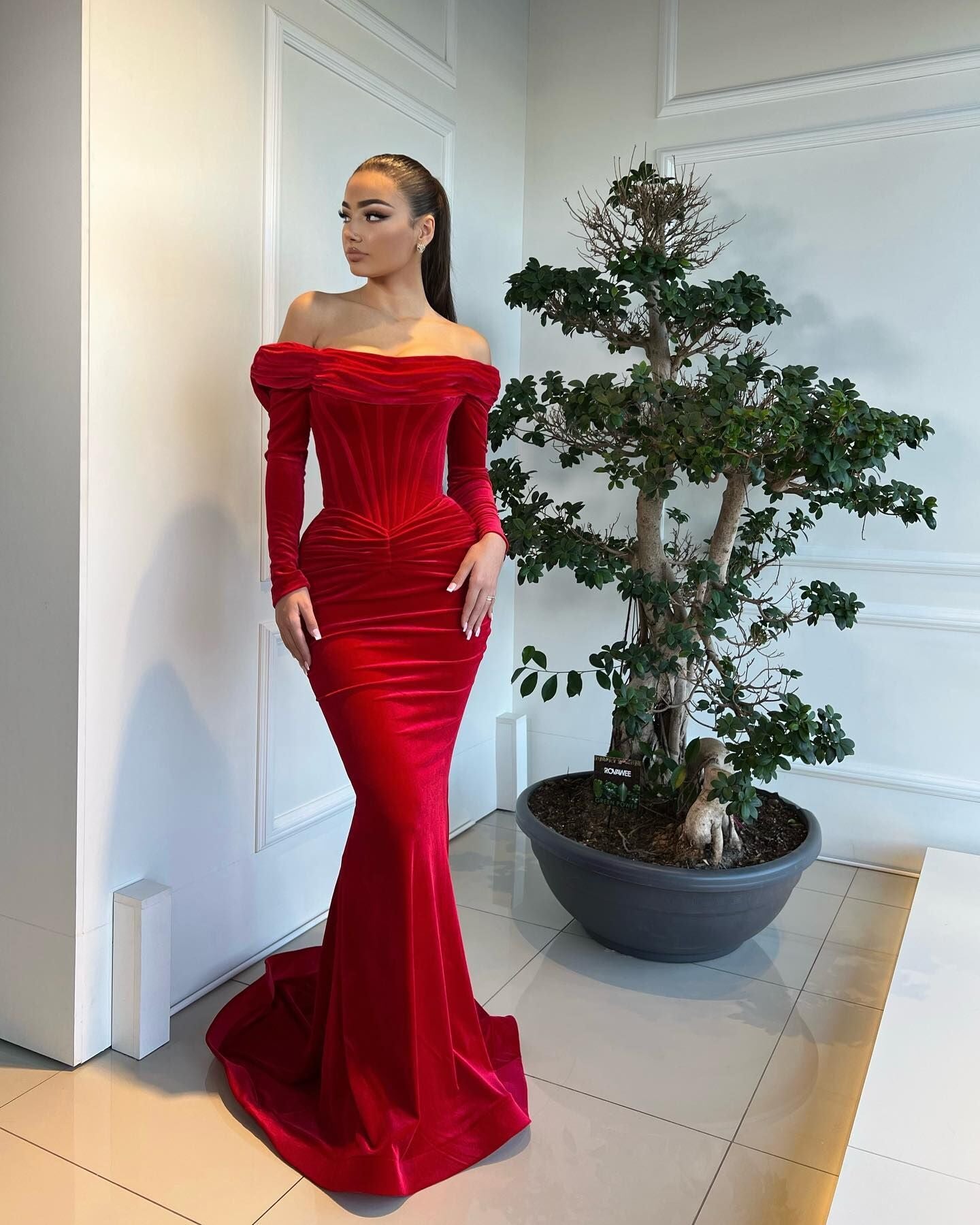 Modern Red Off-the-Shoulder Evening Dress Mermaid Long V-Neck