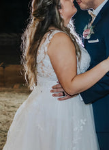 V-Neck Sleeveless Plus Size Wedding Dresses Sweep Train Appliques Lace-Dbrbridal