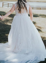 V-Neck Sleeveless Plus Size Wedding Dresses Sweep Train Appliques Lace-Dbrbridal