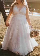 V-Neck Sleeveless Plus Size Wedding Dresses Sweep Train Appliques Lace-Dbrbridal